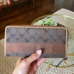 Coach Zippered Wallet (Authentic)